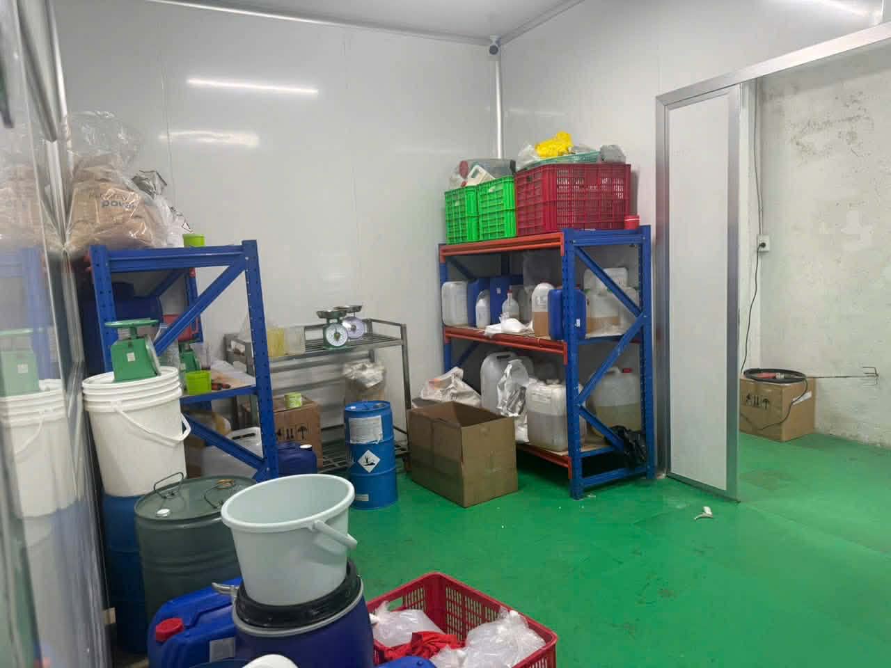 Kinh ho&agrave;ng &ldquo;c&ocirc;ng xưởng&rdquo; kem trộn giữa TP.HCM: Ph&ugrave; ph&eacute;p h&oacute;a chất rẻ tiền th&agrave;nh mỹ phẩm OLAY, ABUTINE C3C, Bạch Ngọc Li&ecirc;n, Vaseline...- Ảnh 4.