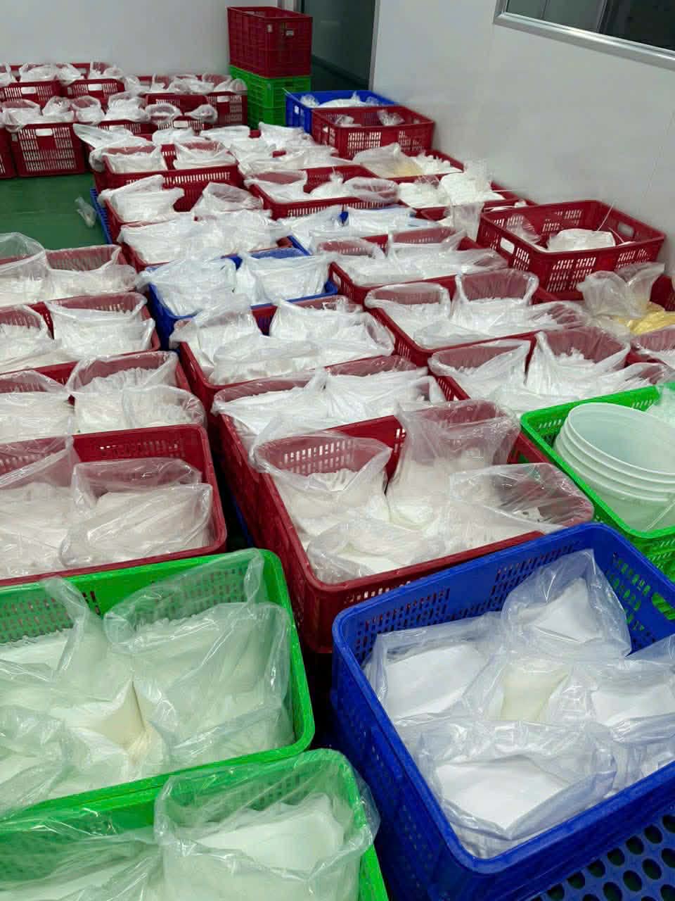 Kinh ho&agrave;ng &ldquo;c&ocirc;ng xưởng&rdquo; kem trộn giữa TP.HCM: Ph&ugrave; ph&eacute;p h&oacute;a chất rẻ tiền th&agrave;nh mỹ phẩm OLAY, ABUTINE C3C, Bạch Ngọc Li&ecirc;n, Vaseline...- Ảnh 6.