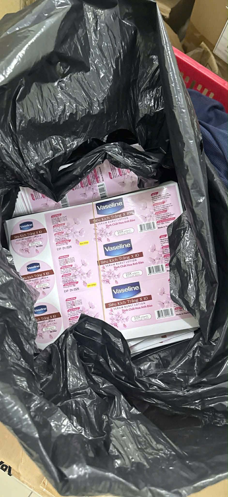 Kinh ho&agrave;ng &ldquo;c&ocirc;ng xưởng&rdquo; kem trộn giữa TP.HCM: Ph&ugrave; ph&eacute;p h&oacute;a chất rẻ tiền th&agrave;nh mỹ phẩm OLAY, ABUTINE C3C, Bạch Ngọc Li&ecirc;n, Vaseline...- Ảnh 7.