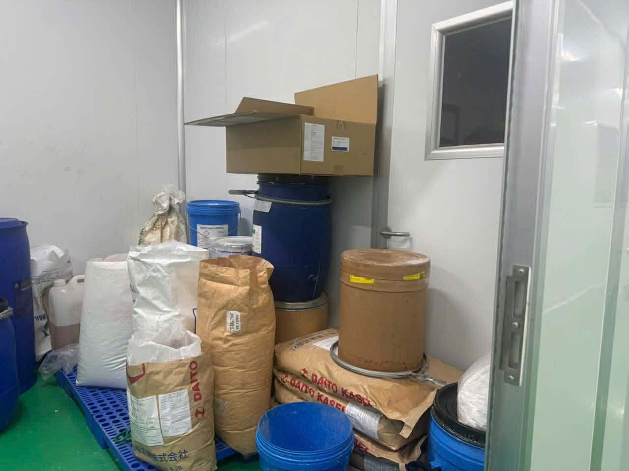 Kinh ho&agrave;ng &ldquo;c&ocirc;ng xưởng&rdquo; kem trộn giữa TP.HCM: Ph&ugrave; ph&eacute;p h&oacute;a chất rẻ tiền th&agrave;nh mỹ phẩm OLAY, ABUTINE C3C, Bạch Ngọc Li&ecirc;n, Vaseline...- Ảnh 2.