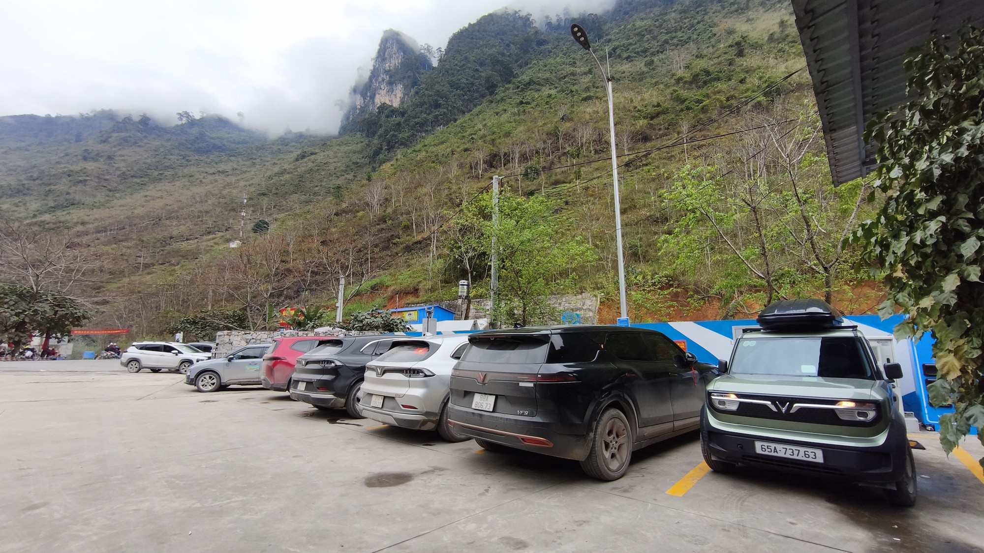 Xuyên Việt 5.500 km bằng VinFast VF 3: Sạc 53 lần, ngủ trên xe thoải mái, tiết kiệm hơn chục triệu và vượt đèo Mã Pì Lèng ngon ơ- Ảnh 3. Xuyên Việt 5.500 km bằng VinFast VF 3: Sạc 53 lần, ngủ trên xe thoải mái, tiết kiệm hơn chục triệu và vượt đèo Mã Pì Lèng ngon ơ- Ảnh 3.