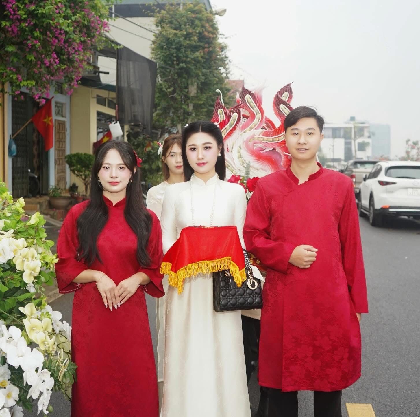 Chị chồng "bị toxic nhất c&otilde;i mạng" n&oacute;i g&igrave; về bức ảnh đứng xen giữa em trai v&agrave; em d&acirc;u, chuyện sửa ảnh qu&aacute; đ&agrave; th&igrave; sao?- Ảnh 1.