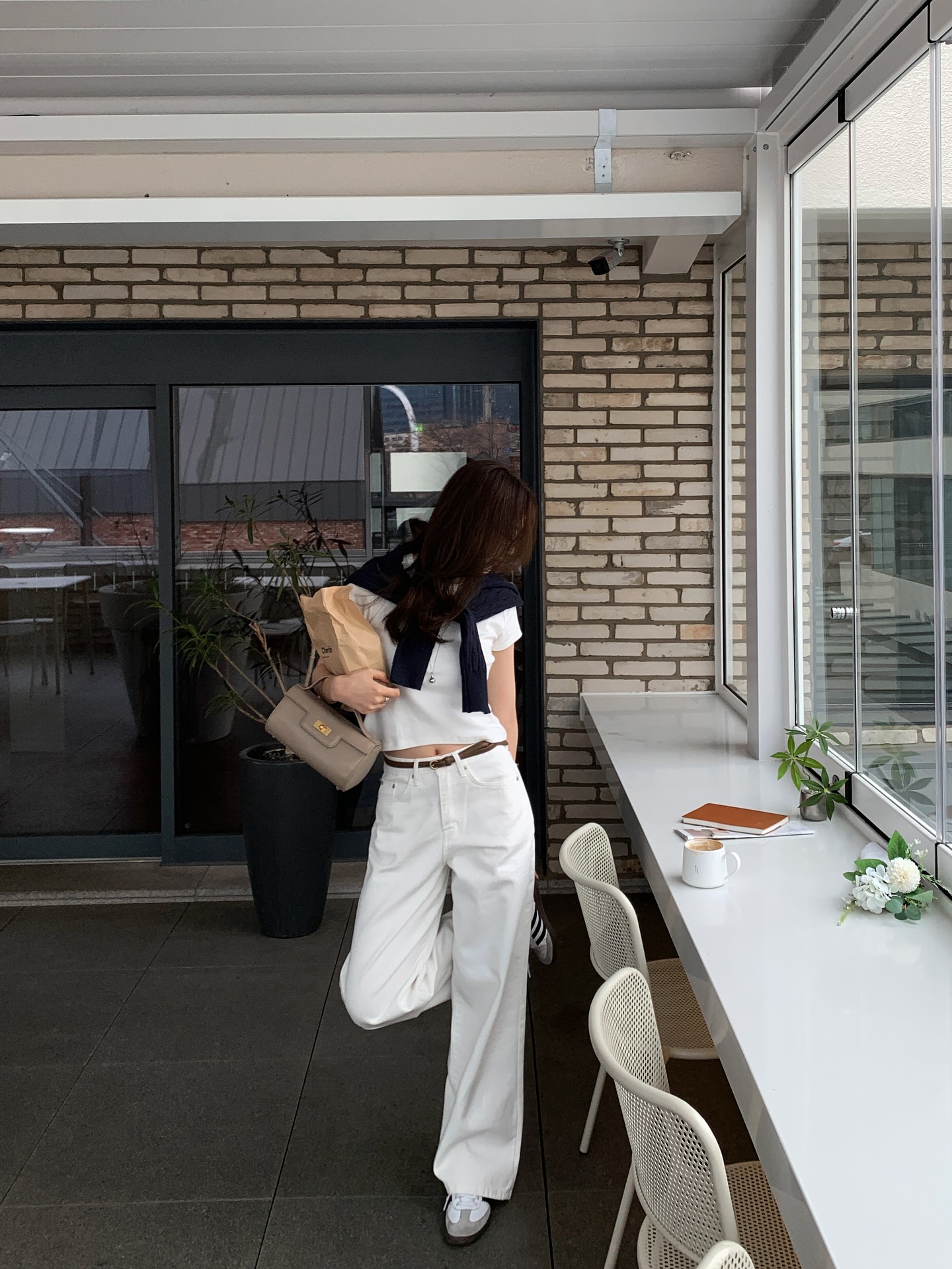 5 c&aacute;ch mặc &aacute;o thun theo style tối giản, &aacute;p dụng ở nơi n&agrave;o cũng s&agrave;nh điệu- Ảnh 9.