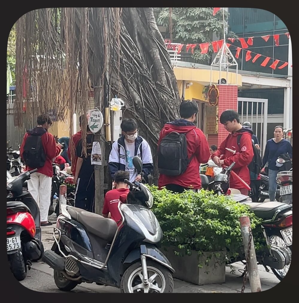 Bị chụp l&eacute;n rồi lan truyền với c&acirc;u chuyện "đi b&aacute;n b&oacute;ng bay để kiếm tiền nu&ocirc;i em", sinh vi&ecirc;n B&aacute;ch khoa H&agrave; Nội l&ecirc;n tiếng- Ảnh 2.