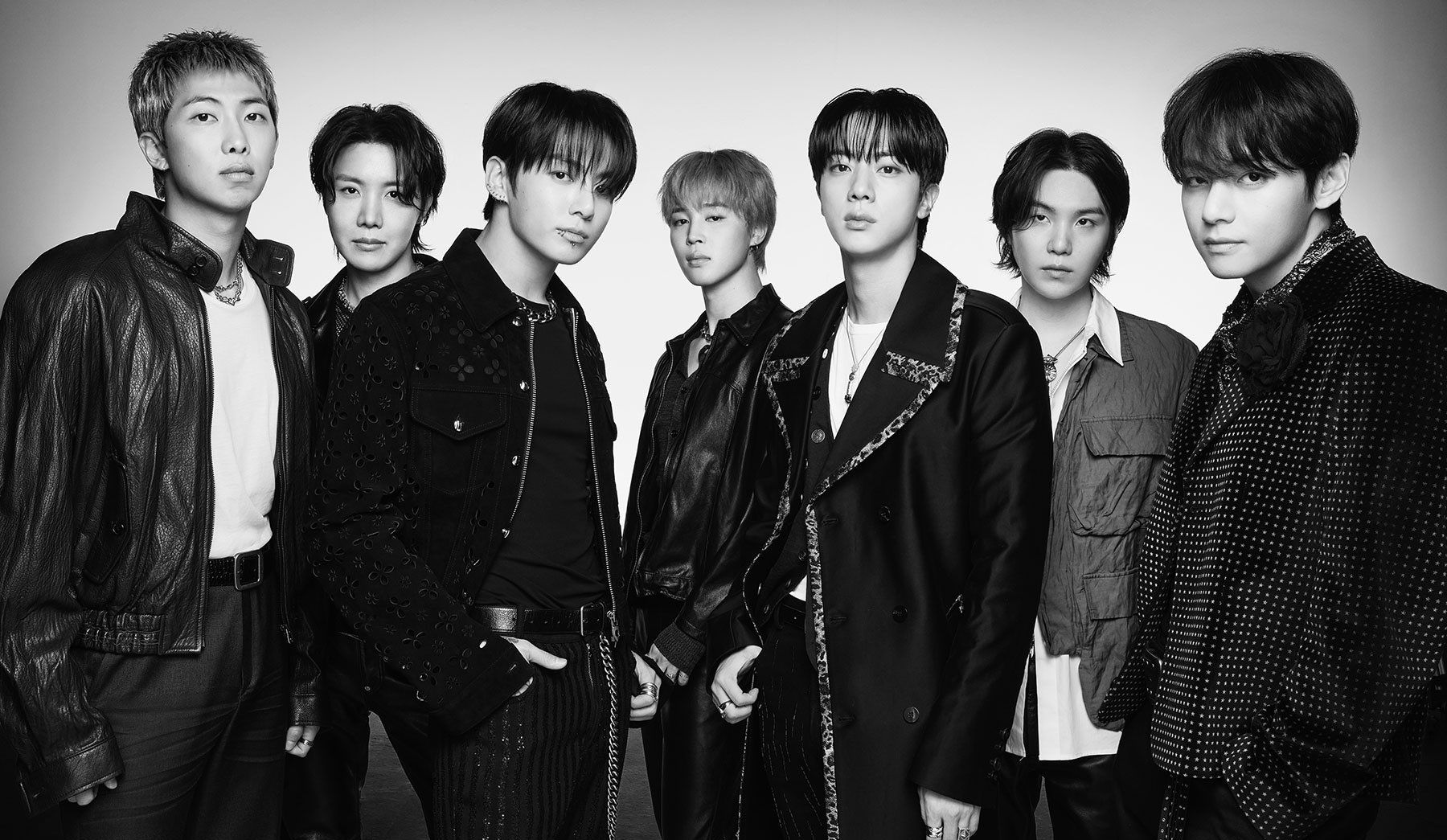 Một đêm trước concert miễn phí của BTS: Trăm nghìn người đổ bộ Gwanghwamun, cả Seoul thành ngày hội riêng- Ảnh 9. Một đêm trước concert miễn phí của BTS: Trăm nghìn người đổ bộ Gwanghwamun, cả Seoul thành ngày hội riêng- Ảnh 9.