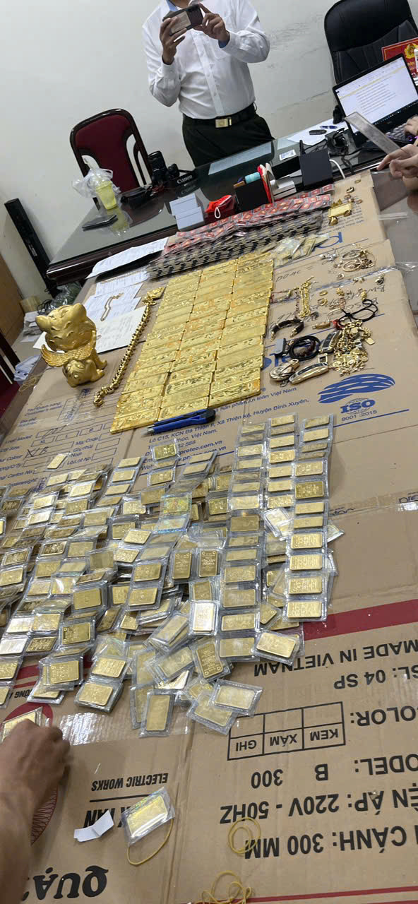 Cận cảnh khối t&agrave;i sản g&acirc;y cho&aacute;ng của Mr Pips: 41 &ocirc; t&ocirc; hạng sang, 45 sổ đỏ, hơn 1.000 miếng v&agrave;ng,... bị k&ecirc; bi&ecirc;n- Ảnh 2.