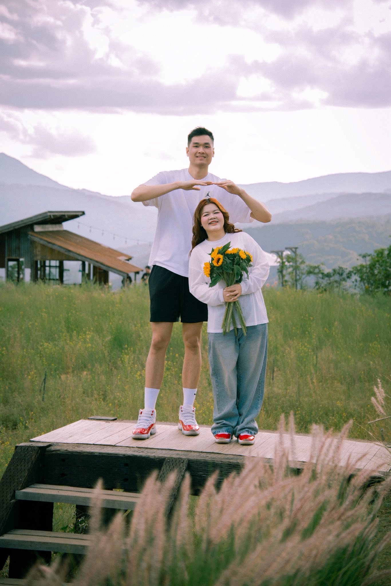 H&ocirc;n nh&acirc;n của ch&agrave;ng trai miền T&acirc;y cao 2m03 v&agrave; vợ bị cho l&agrave; "ch&ecirc;nh lệch": Chăm chồng như em b&eacute;!- Ảnh 1.