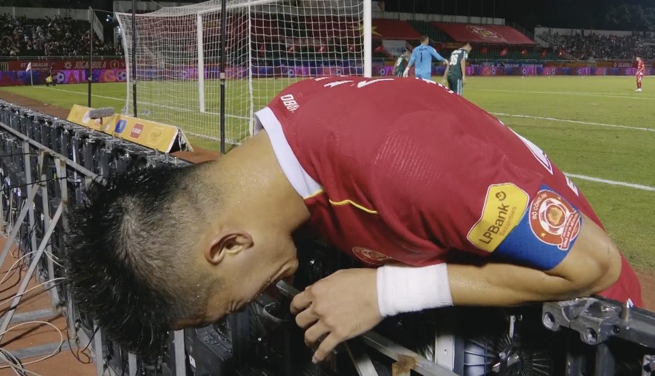 Tiến Linh gây sốc với pha hỏng ăn mười mươi trước ngay khung thành, gục đầu tiếc hùi hụi- Ảnh 2. Tiến Linh gây sốc với pha hỏng ăn mười mươi trước ngay khung thành, gục đầu tiếc hùi hụi- Ảnh 2.