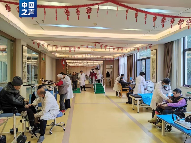 Xuất hiện viện dưỡng l&atilde;o &ldquo;b&aacute;n tr&uacute;&rdquo; cho người cao tuổi ở từ thứ 2 đến thứ 6, cuối tuần về nh&agrave;: Từ 600.000 đồng/ng&agrave;y, "xịn như kh&aacute;ch sạn"- Ảnh 1.