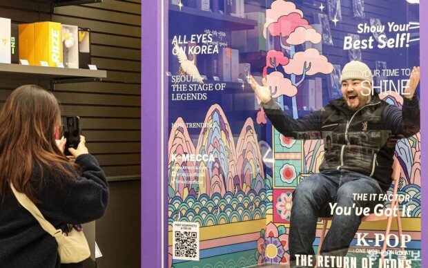 "Cỗ m&aacute;y in tiền" BTS t&aacute;i xuất: Một tiếng biểu diễn tại Seoul khiến cả thế giới đổ dồn t&uacute;i tiền về H&agrave;n Quốc, ch&iacute;nh phủ n&acirc;ng mức cảnh b&aacute;o khủng bố- Ảnh 4.