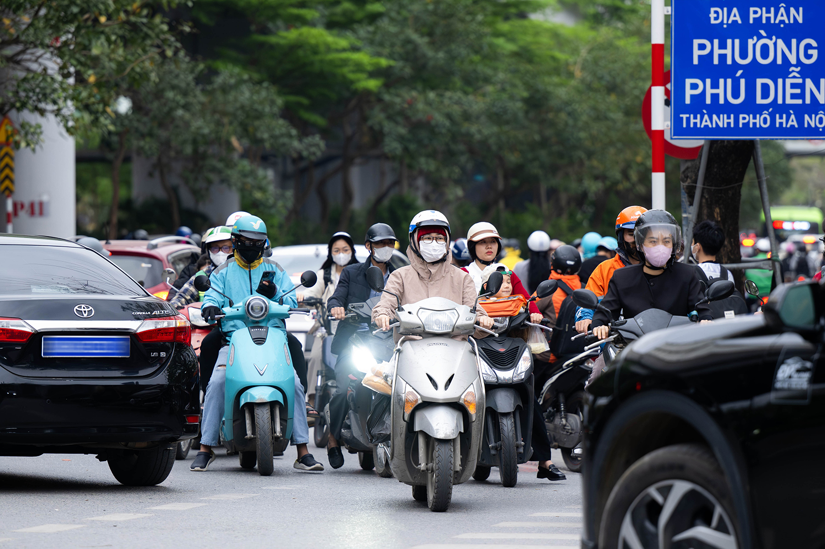 Ảnh, clip: Xe máy nối đuôi nhau, rồng rắn đi ngược chiều ở Hà Nội- Ảnh 7. Ảnh, clip: Xe máy nối đuôi nhau, rồng rắn đi ngược chiều ở Hà Nội- Ảnh 7.