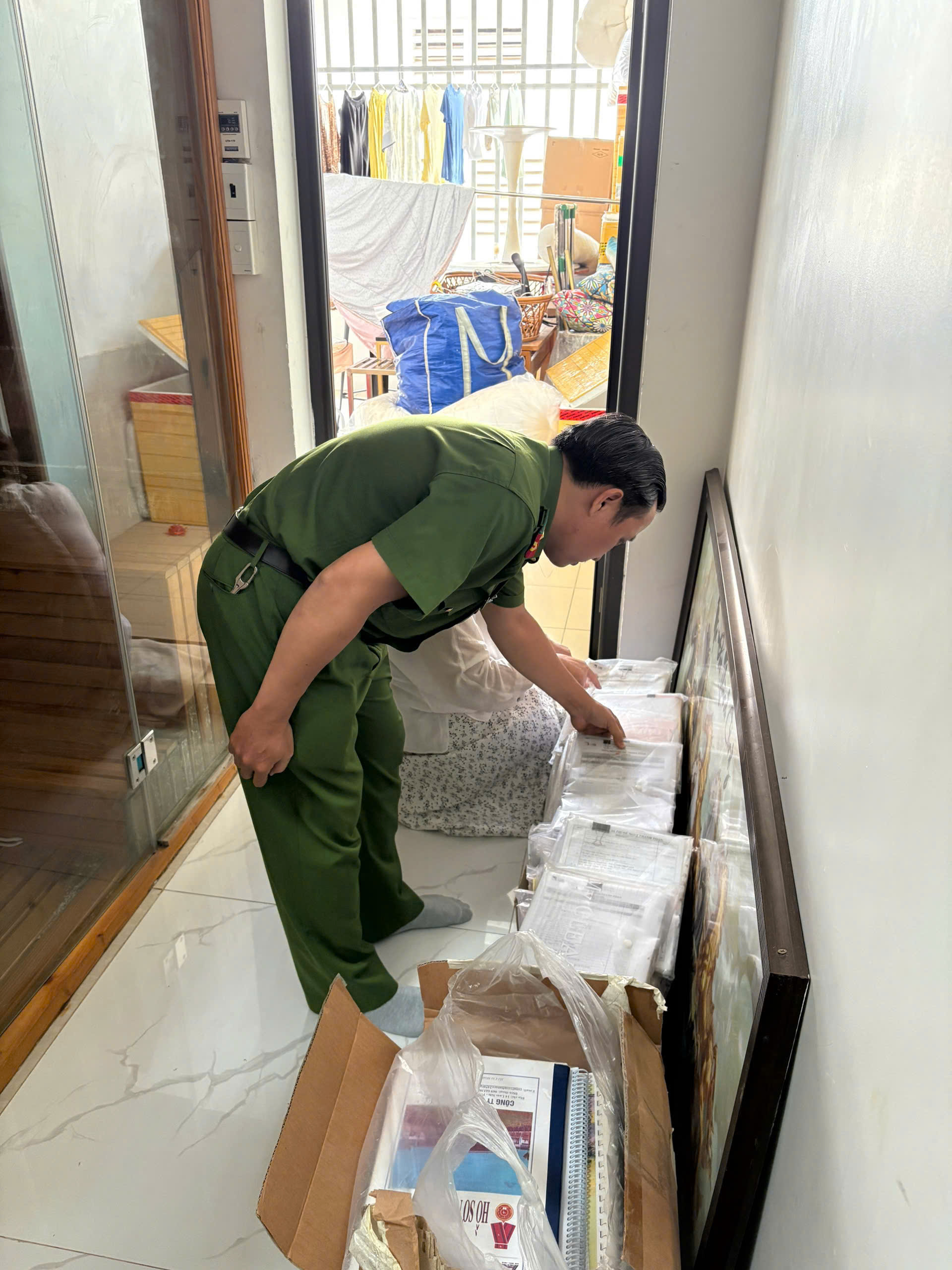 CLIP: C&ocirc;ng an TPHCM kh&aacute;m x&eacute;t nh&agrave; doanh nh&acirc;n Nguyễn Ngọc Tiền- Ảnh 4.