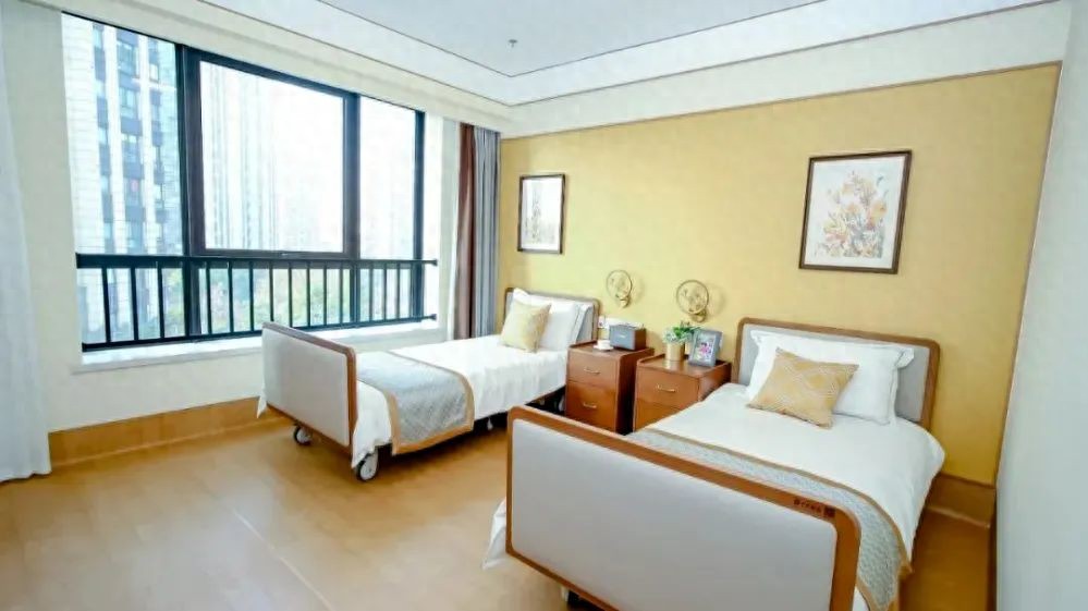 Xuất hiện viện dưỡng l&atilde;o &ldquo;b&aacute;n tr&uacute;&rdquo; cho người cao tuổi ở từ thứ 2 đến thứ 6, cuối tuần về nh&agrave;: Từ 600.000 đồng/ng&agrave;y, "xịn như kh&aacute;ch sạn"- Ảnh 3.