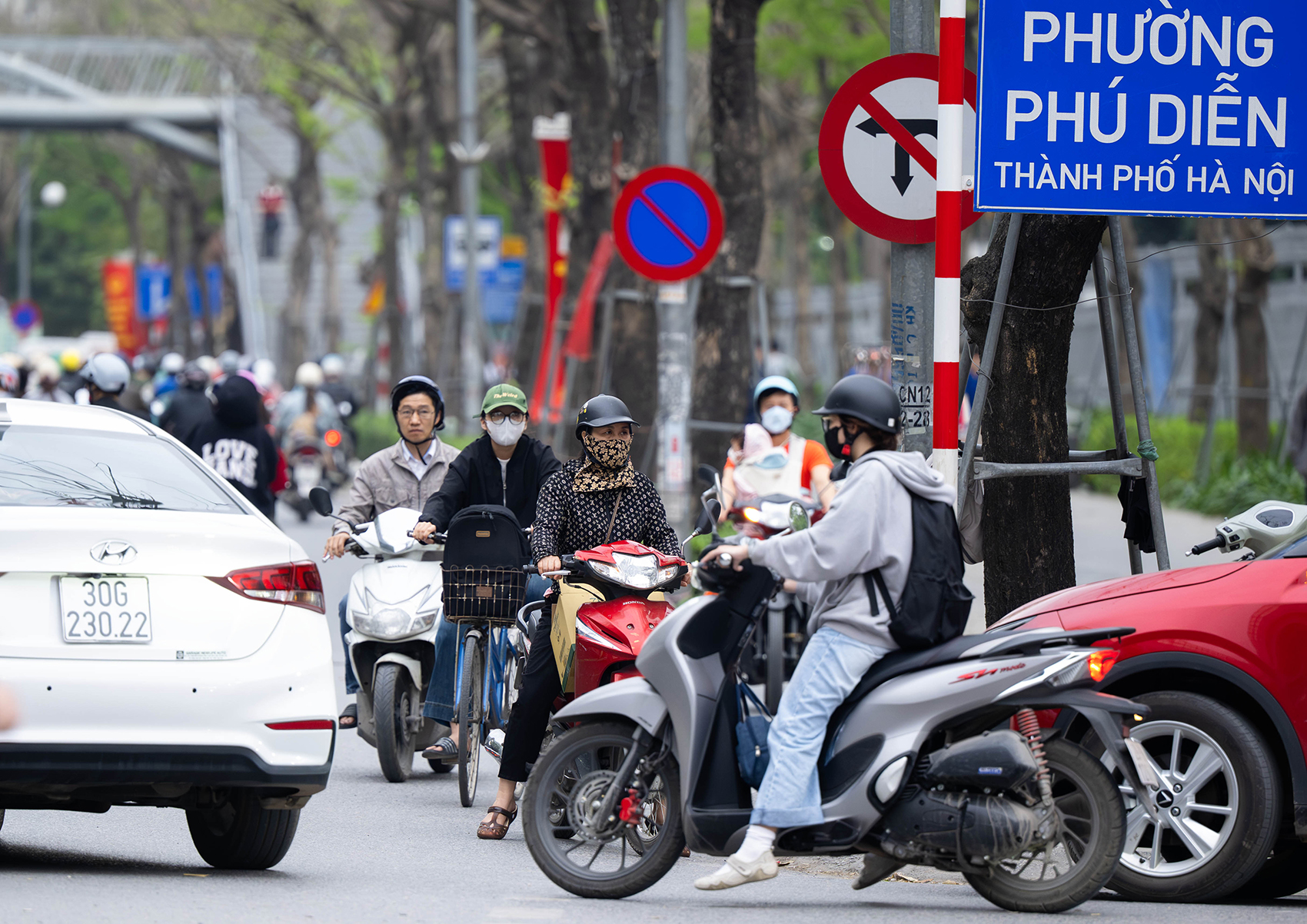 Ảnh, clip: Xe máy nối đuôi nhau, rồng rắn đi ngược chiều ở Hà Nội- Ảnh 8. Ảnh, clip: Xe máy nối đuôi nhau, rồng rắn đi ngược chiều ở Hà Nội- Ảnh 8.