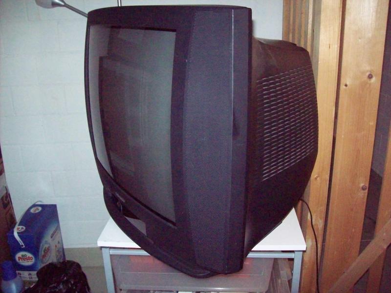 Tại sao ng&agrave;y xưa mọi người thường vỗ v&agrave;i c&aacute;i để sửa TV bị nhiễu?- Ảnh 1.