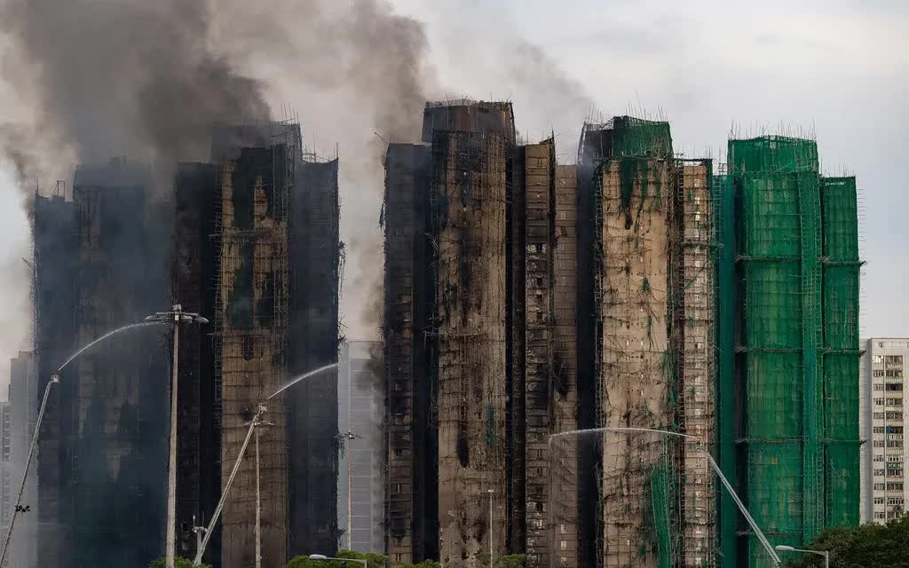 L&iacute;nh cứu hỏa nỗ lực dập tắt đ&aacute;m ch&aacute;y b&ugrave;ng ph&aacute;t tại Wang Fuk Court, một khu d&acirc;n cư ở quận Tai Po, Hong Kong (Trung Quốc), ng&agrave;y 27/11/2025 (Ảnh: AP)