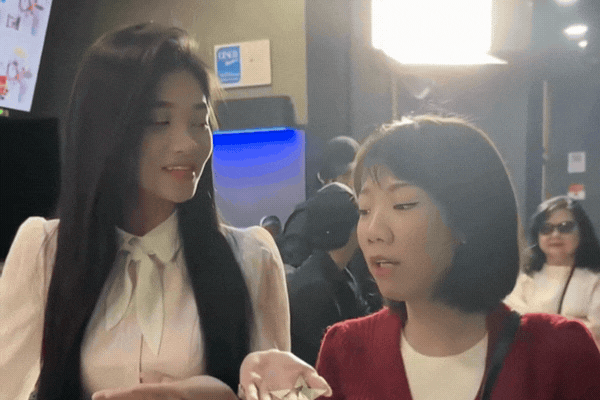 &Aacute; hậu Việt sượng tr&acirc;n khi bị y&ecirc;u cầu bỏ tiền t&uacute;i mua 200 v&eacute; xem phim, netizen nh&igrave;n gia cảnh kh&oacute; khăn m&agrave; thương- Ảnh 2.