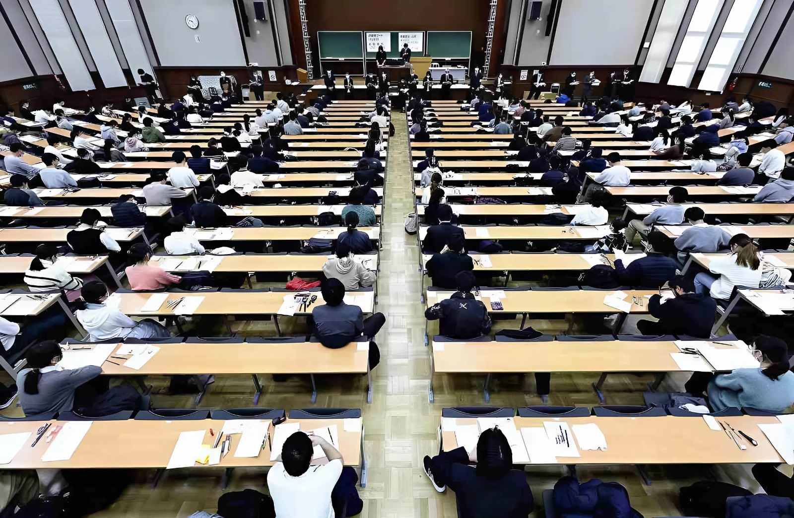 Cảnh tượng l&uacute;c 0h tại ĐH danh gi&aacute; nhất Nhật Bản: Video khiến nhiều người hiểu ra "kh&ocirc;ng phải tự nhi&ecirc;n họ giỏi"- Ảnh 3.