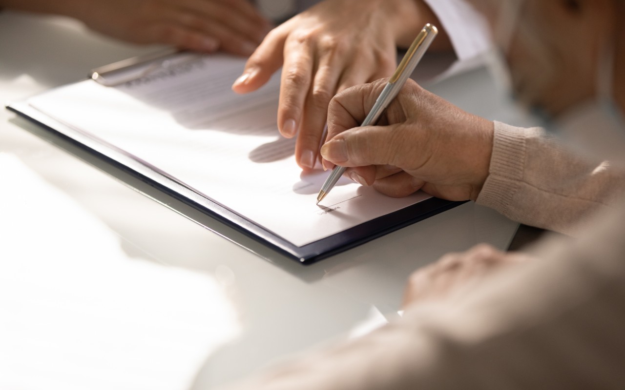 Người đ&agrave;n &ocirc;ng chi 110 triệu đồng mua bảo hiểm, 5 năm sau muốn r&uacute;t th&igrave; được th&ocirc;ng b&aacute;o: Anh chỉ được ho&agrave;n trả 38 triệu đồng- Ảnh 1.