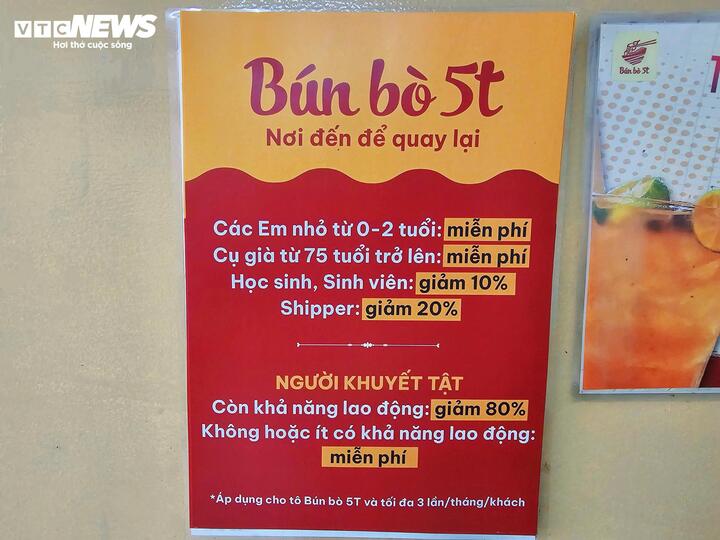 Chủ qu&aacute;n b&uacute;n b&ograve; &lsquo;g&acirc;y sốt&rsquo; với tấm bảng lạ giữa l&uacute;c b&atilde;o gi&aacute;- Ảnh 2.