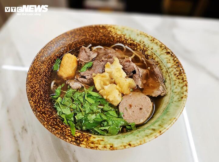 Chủ qu&aacute;n b&uacute;n b&ograve; &lsquo;g&acirc;y sốt&rsquo; với tấm bảng lạ giữa l&uacute;c b&atilde;o gi&aacute;- Ảnh 4.