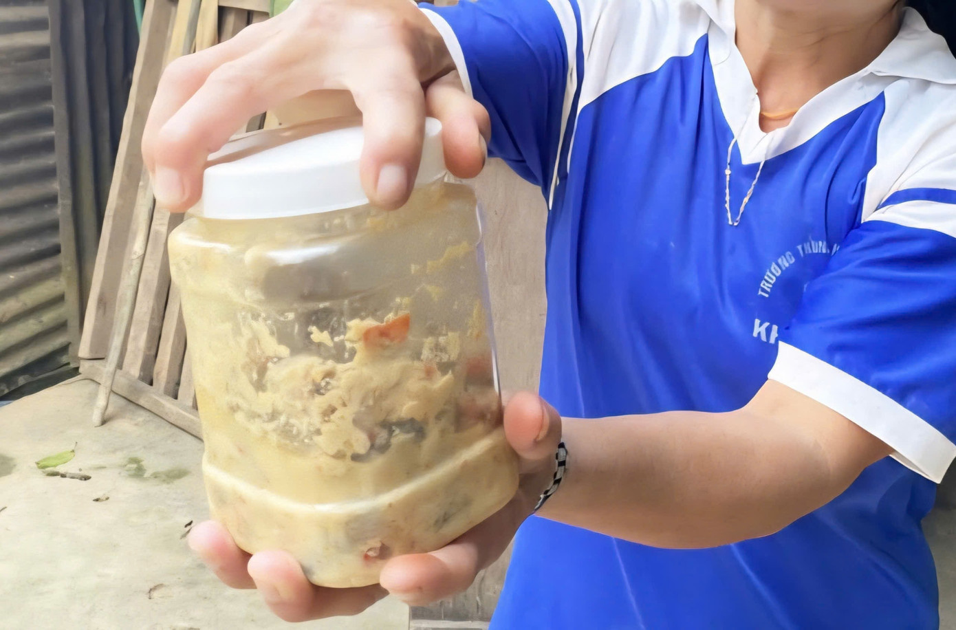 Đ&agrave; Nẵng th&ecirc;m 2 người nhập viện do ăn c&aacute; ủ chua, Bộ Y tế chỉ đạo n&oacute;ng- Ảnh 1.