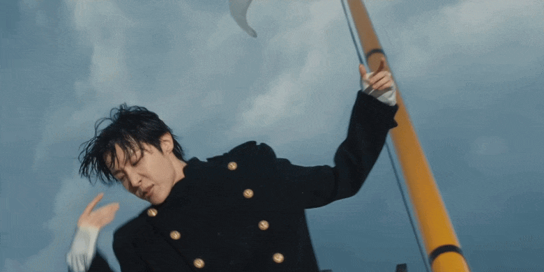 Nh&oacute;m nhạc số 1 thế giới BTS đ&atilde; trở lại: MV đẹp như 1 thước phim t&aacute;i hiện Titanic, &acirc;m nhạc đủ wow!- Ảnh 4.