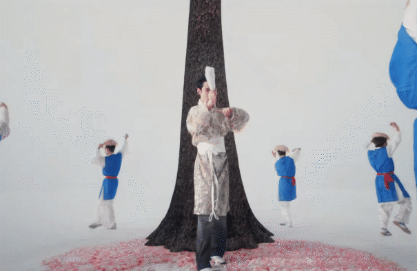 Ho&agrave; Minzy cũng kh&ocirc;ng &ldquo;cứu&rdquo; được điểm yếu của nam ca sĩ Việt nhận đề cử đẹp nhất thế giới- Ảnh 1.