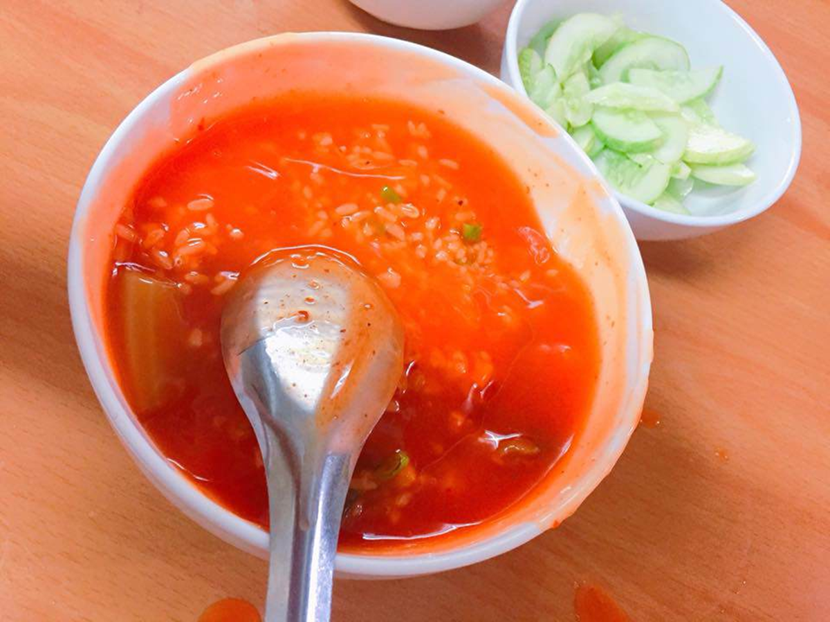 C&ocirc; g&aacute;i 24 tuổi tử vong v&igrave; ăn cơm trộn ớt mỗi ng&agrave;y, b&aacute;c sĩ cảnh b&aacute;o th&oacute;i quen "nguy hiểm chết người"- Ảnh 1.