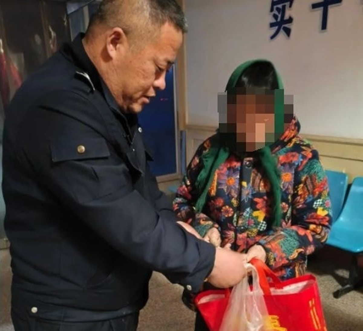 Con trai b&aacute;n tủ lạnh cũ chứa tiền, v&agrave;ng của mẹ cho sắt vụn v&agrave; c&aacute;i kết- Ảnh 1.