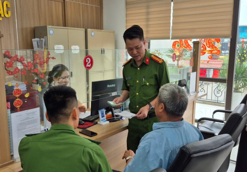 Người đ&agrave;n &ocirc;ng SN 1953 tới ng&acirc;n h&agrave;ng giao dịch 40 triệu đồng, c&ocirc;ng an ập tới x&aacute;c minh- Ảnh 1.
