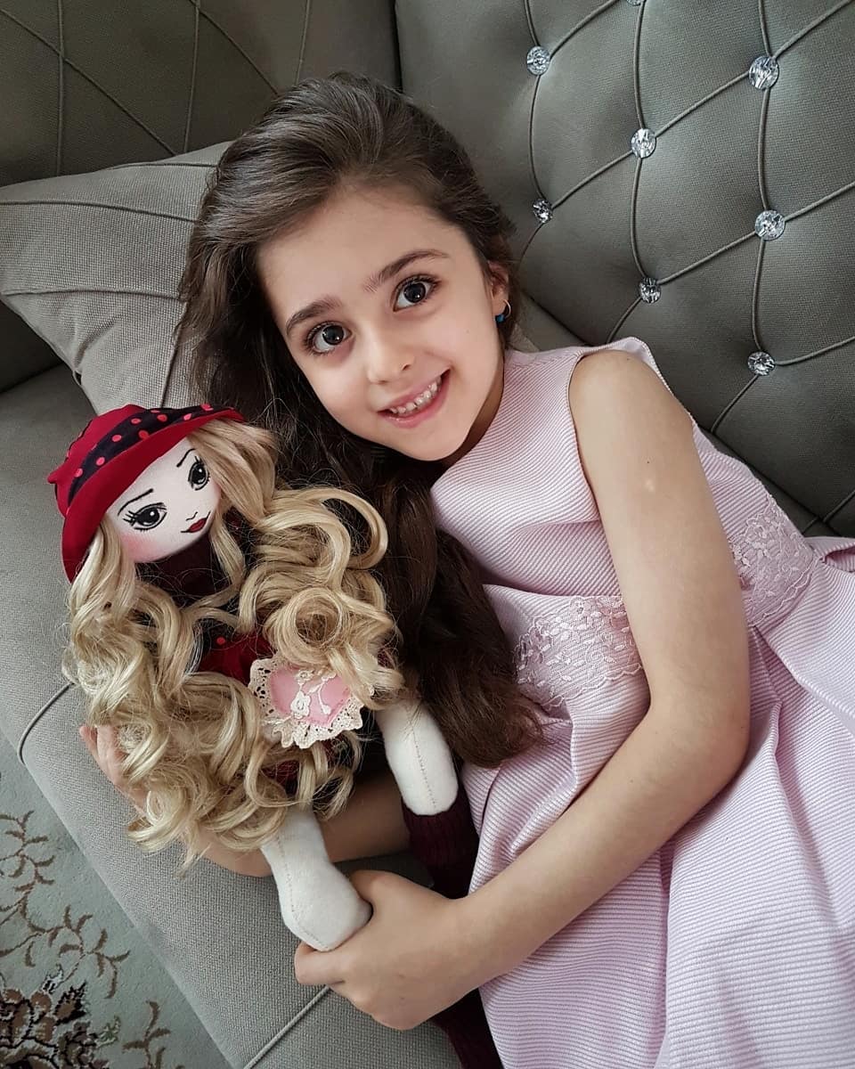 16 năm sau của b&eacute; g&aacute;i đẹp đến mức bố đ&atilde; nghỉ việc để l&agrave;m vệ sĩ ri&ecirc;ng- Ảnh 7.