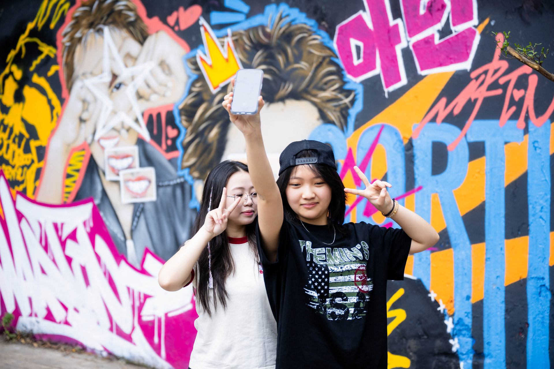 Xuất hiện bức tường vẽ nam thần 1m9 cực xịn giữa H&agrave; Nội, chiều n&agrave;o cũng thấy k&iacute;n đặc n&agrave;ng thơ- Ảnh 7.