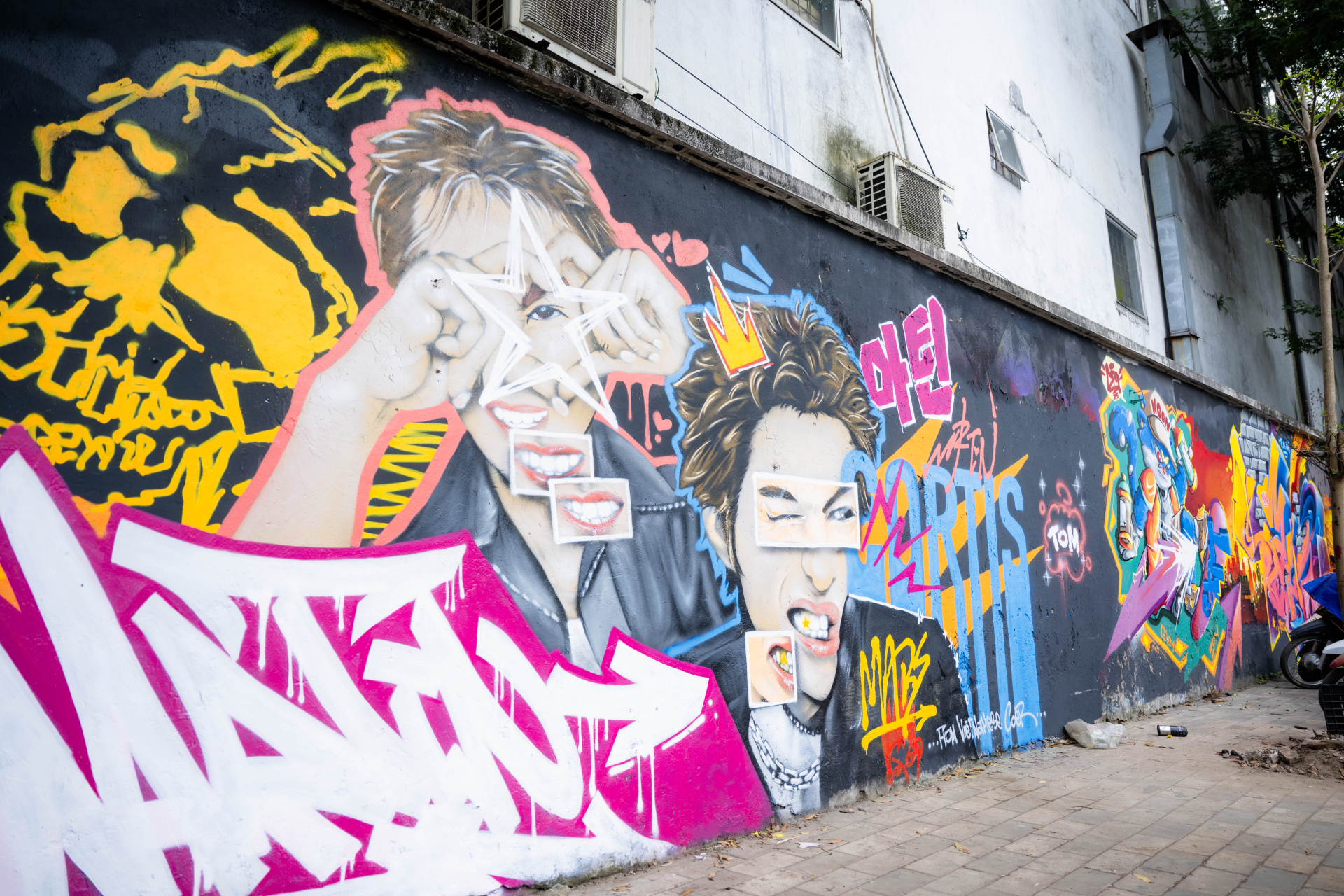 Xuất hiện bức tường vẽ nam thần 1m9 cực xịn giữa H&agrave; Nội, chiều n&agrave;o cũng thấy k&iacute;n đặc n&agrave;ng thơ- Ảnh 3.