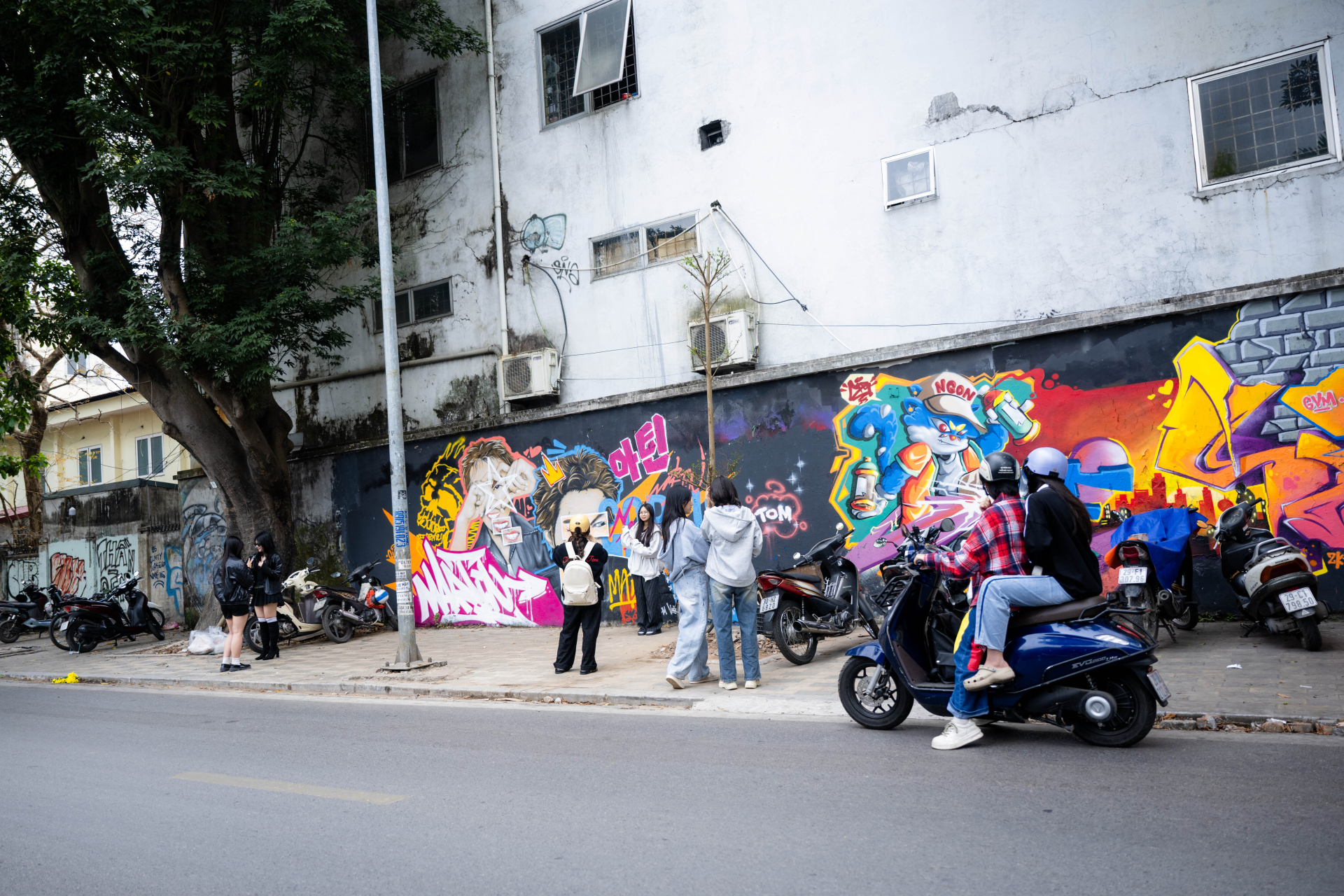 Xuất hiện bức tường vẽ nam thần 1m9 cực xịn giữa H&agrave; Nội, chiều n&agrave;o cũng thấy k&iacute;n đặc n&agrave;ng thơ- Ảnh 2.