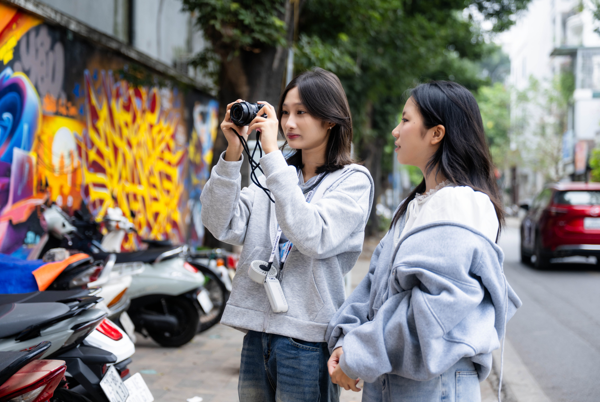 Xuất hiện bức tường vẽ nam thần 1m9 cực xịn giữa H&agrave; Nội, chiều n&agrave;o cũng thấy k&iacute;n đặc n&agrave;ng thơ- Ảnh 4.