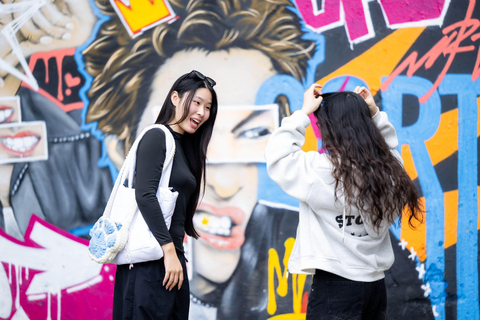 Xuất hiện bức tường vẽ nam thần 1m9 cực xịn giữa H&agrave; Nội, chiều n&agrave;o cũng thấy k&iacute;n đặc n&agrave;ng thơ- Ảnh 5.