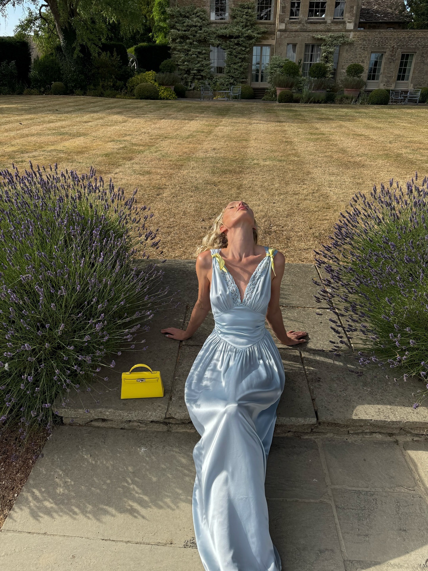 Ice Blue: M&agrave;u xanh &ldquo;băng gi&aacute;&rdquo; n&agrave;y chắc chắn phải xuất hiện trong tủ đồ 2026 của bạn!- Ảnh 6.