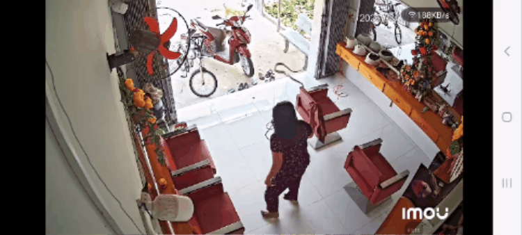 Đang ngồi sấy t&oacute;c, con rắn khủng d&agrave;i cả m&eacute;t bất ngờ trườn v&agrave;o cửa khiến 3 người phụ nữ &ldquo;dựng t&oacute;c g&aacute;y&rdquo;, hoảng loạn bỏ chạy tho&aacute;t th&acirc;n- Ảnh 1.