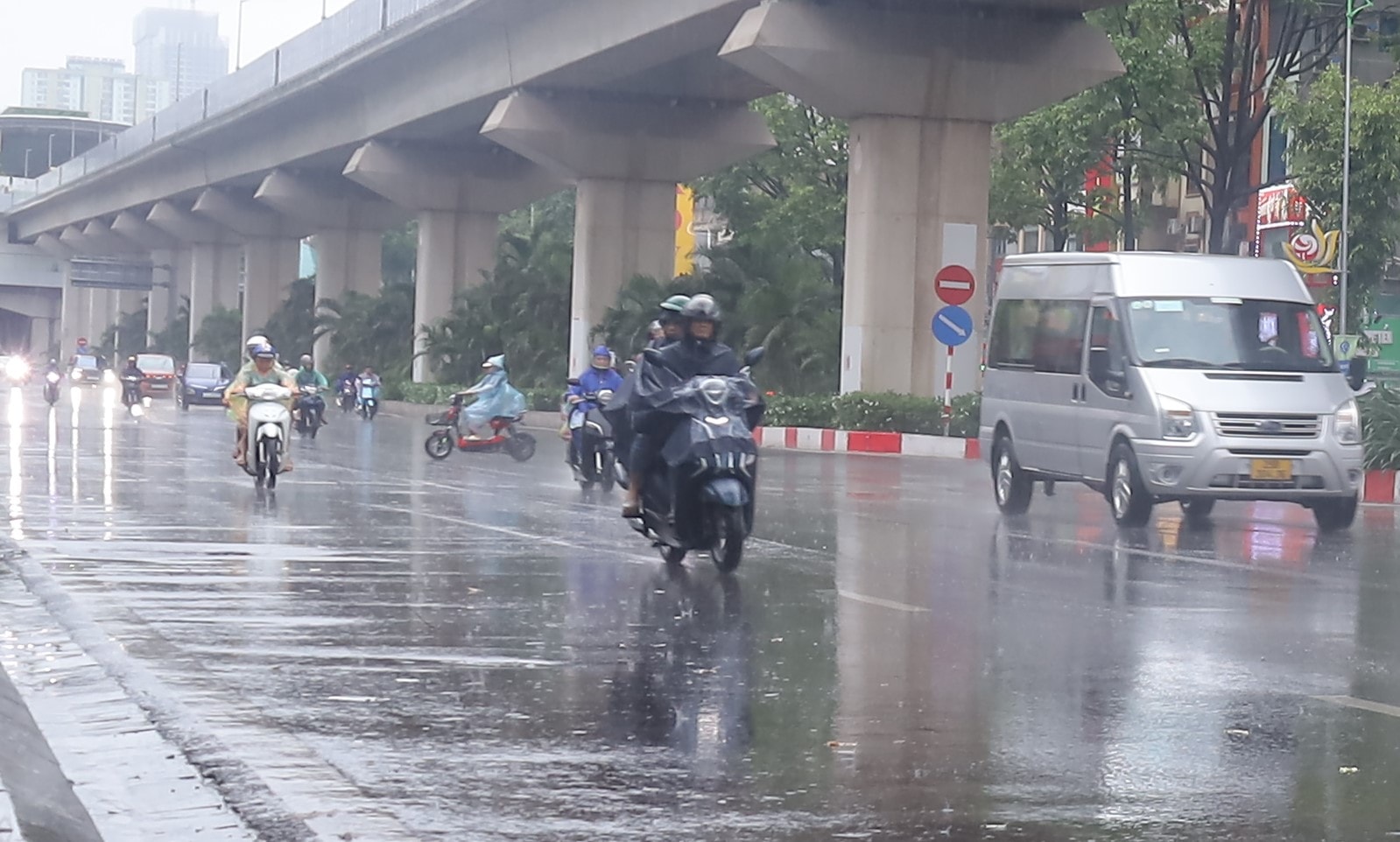 Tin kh&ocirc;ng kh&iacute; lạnh mới nhất: Nhiều tỉnh bắt đầu xuất hiện mưa r&agrave;o từ đ&ecirc;m nay- Ảnh 1.