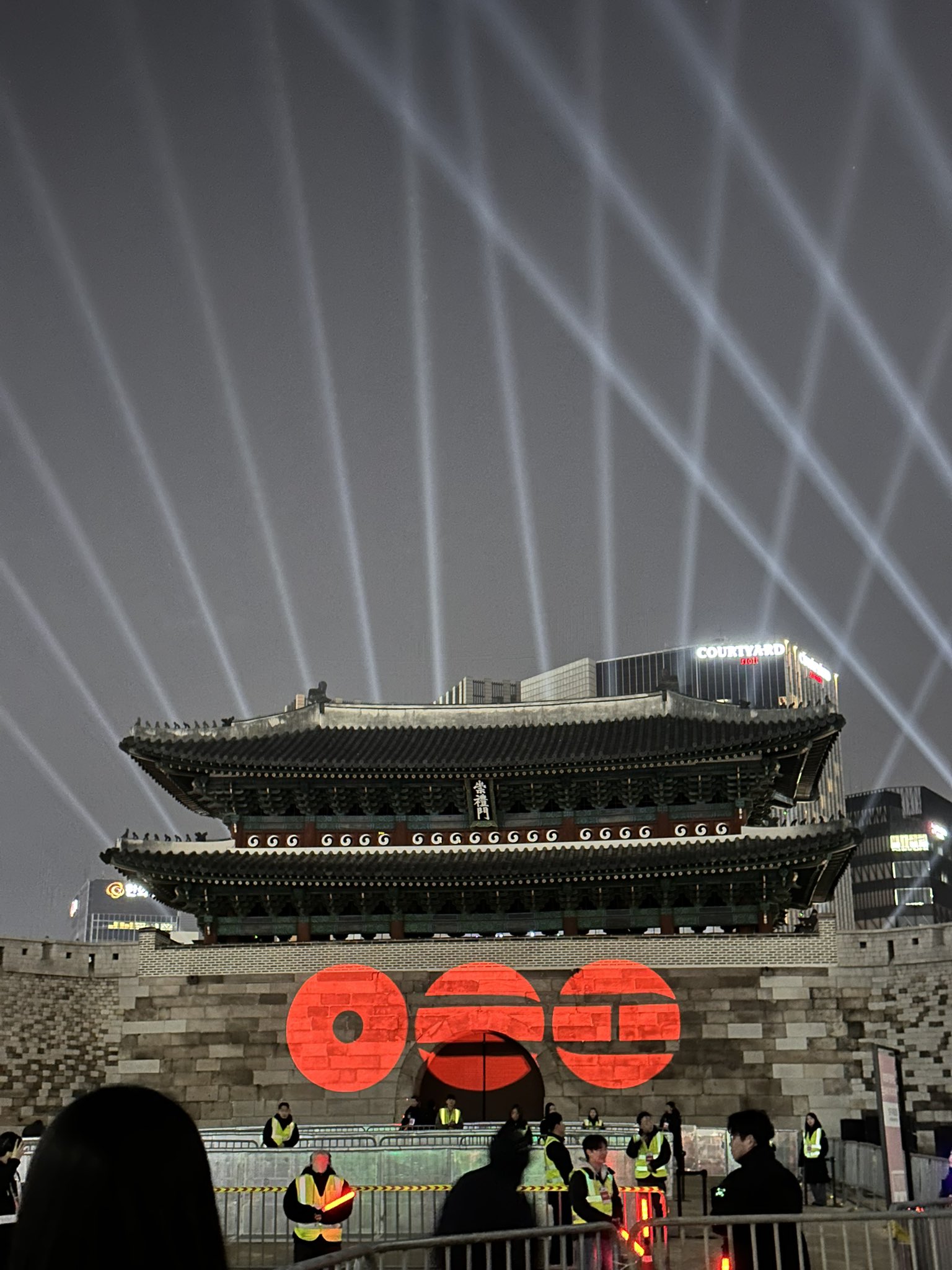 Một đêm trước concert miễn phí của BTS: Trăm nghìn người đổ bộ Gwanghwamun, cả Seoul thành ngày hội riêng- Ảnh 2. Một đêm trước concert miễn phí của BTS: Trăm nghìn người đổ bộ Gwanghwamun, cả Seoul thành ngày hội riêng- Ảnh 2.