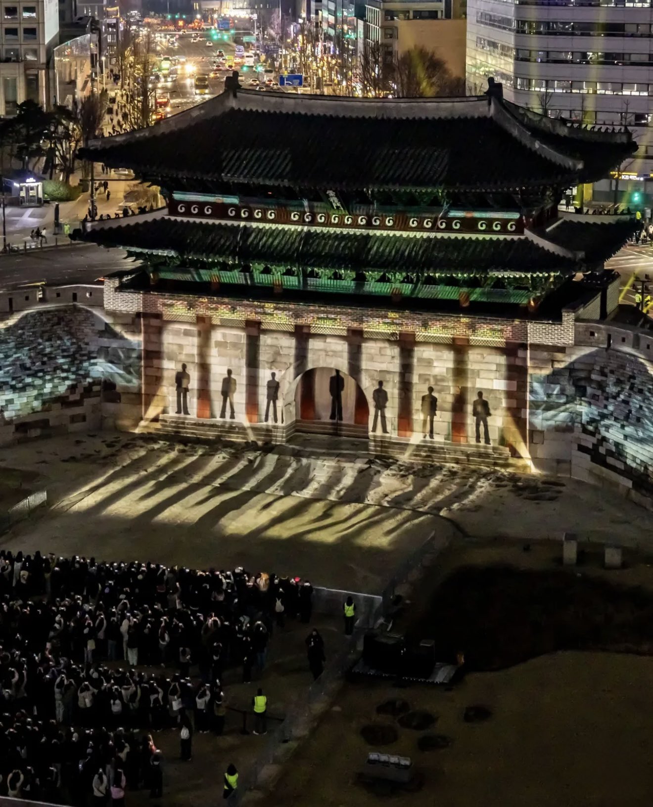 Một đêm trước concert miễn phí của BTS: Trăm nghìn người đổ bộ Gwanghwamun, cả Seoul thành ngày hội riêng- Ảnh 4. Một đêm trước concert miễn phí của BTS: Trăm nghìn người đổ bộ Gwanghwamun, cả Seoul thành ngày hội riêng- Ảnh 4.