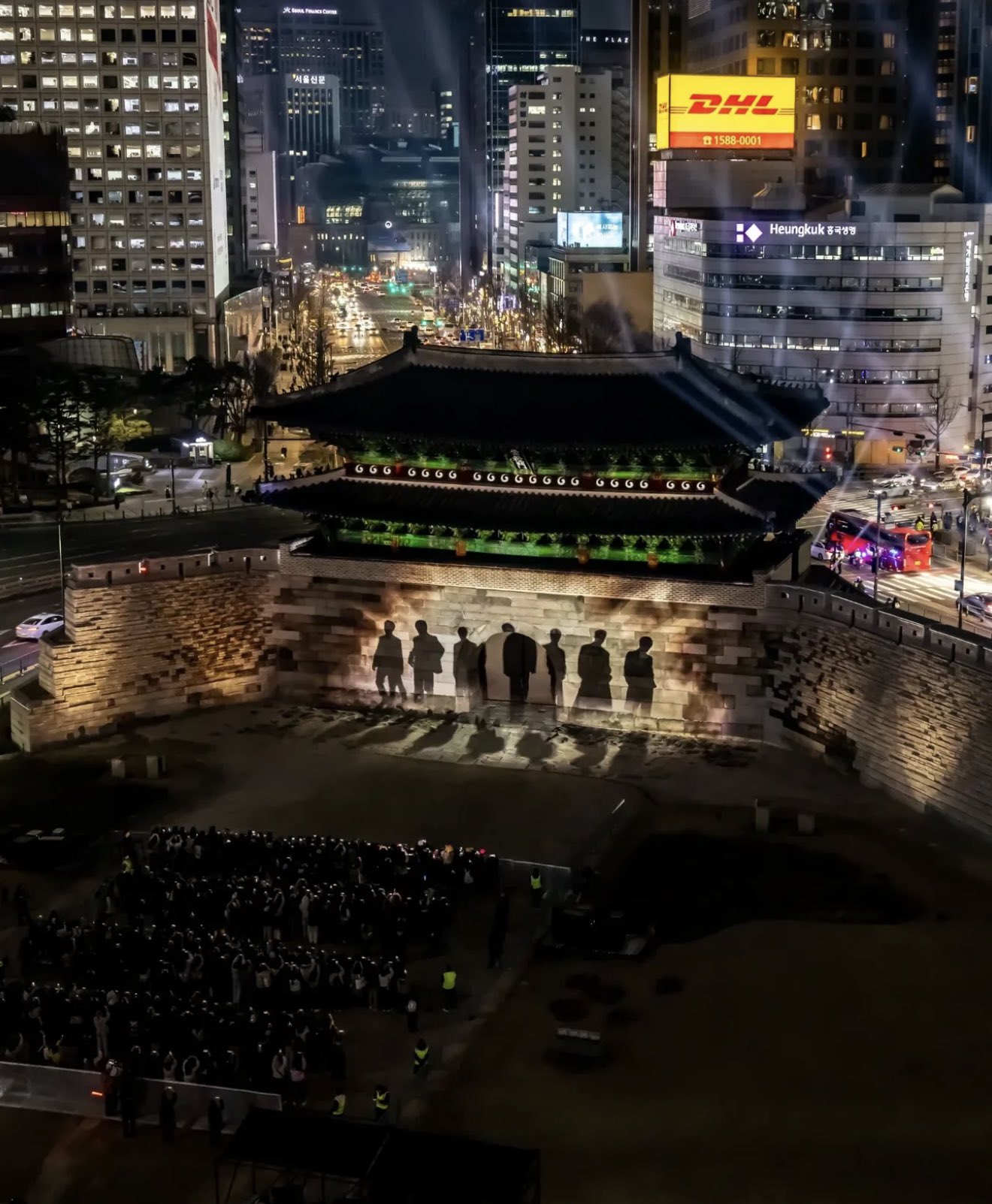 Một đêm trước concert miễn phí của BTS: Trăm nghìn người đổ bộ Gwanghwamun, cả Seoul thành ngày hội riêng- Ảnh 1. Một đêm trước concert miễn phí của BTS: Trăm nghìn người đổ bộ Gwanghwamun, cả Seoul thành ngày hội riêng- Ảnh 1.