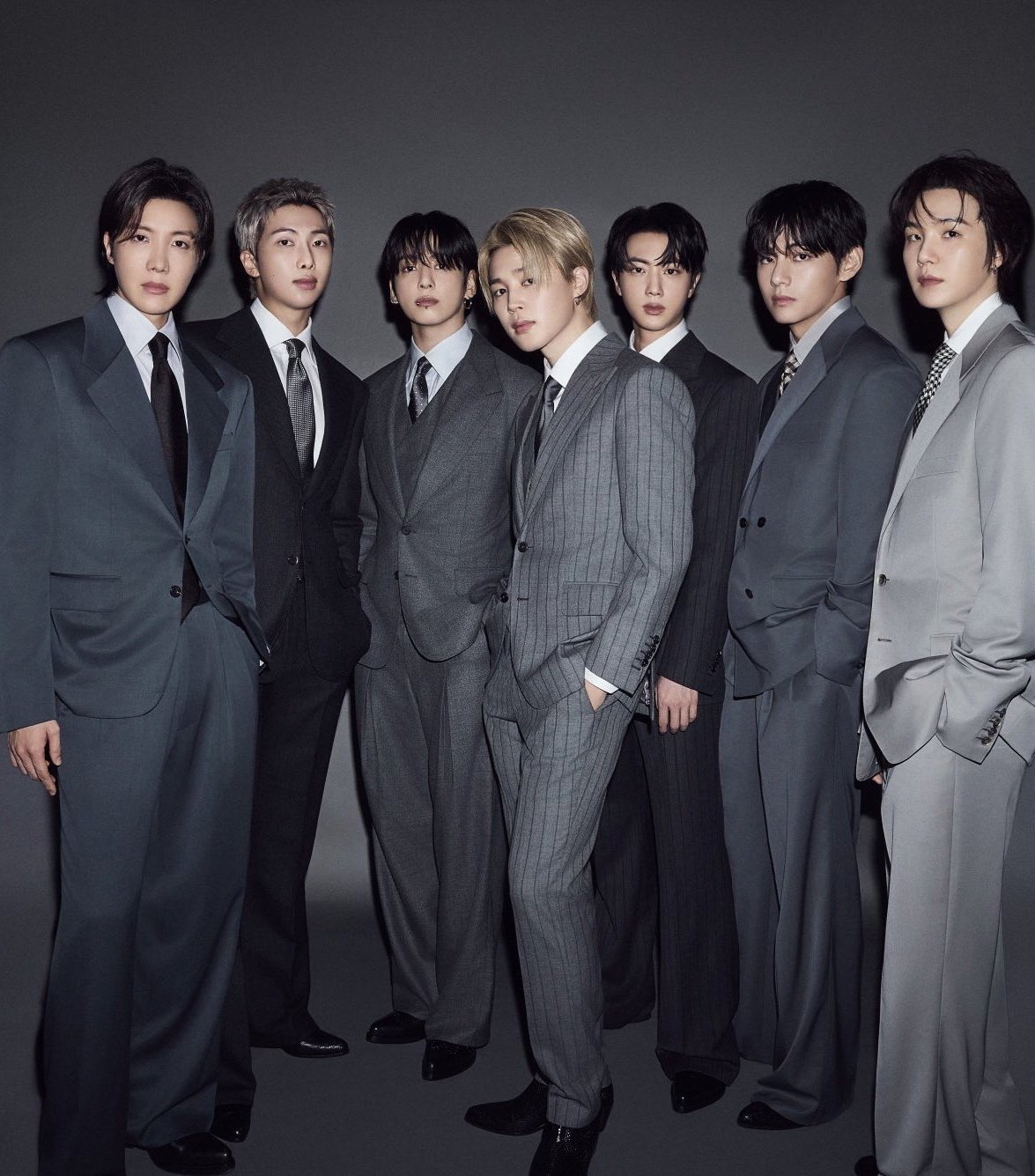 Một đêm trước concert miễn phí của BTS: Trăm nghìn người đổ bộ Gwanghwamun, cả Seoul thành ngày hội riêng- Ảnh 8. Một đêm trước concert miễn phí của BTS: Trăm nghìn người đổ bộ Gwanghwamun, cả Seoul thành ngày hội riêng- Ảnh 8.