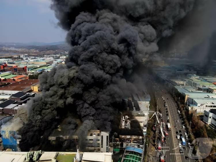 Hiện trường thảm họa ch&aacute;y nh&agrave; m&aacute;y linh kiện &ocirc; t&ocirc; tại H&agrave;n Quốc: 53 nạn nh&acirc;n nhập viện, h&agrave;ng chục người vẫn chưa r&otilde; tung t&iacute;ch- Ảnh 1.