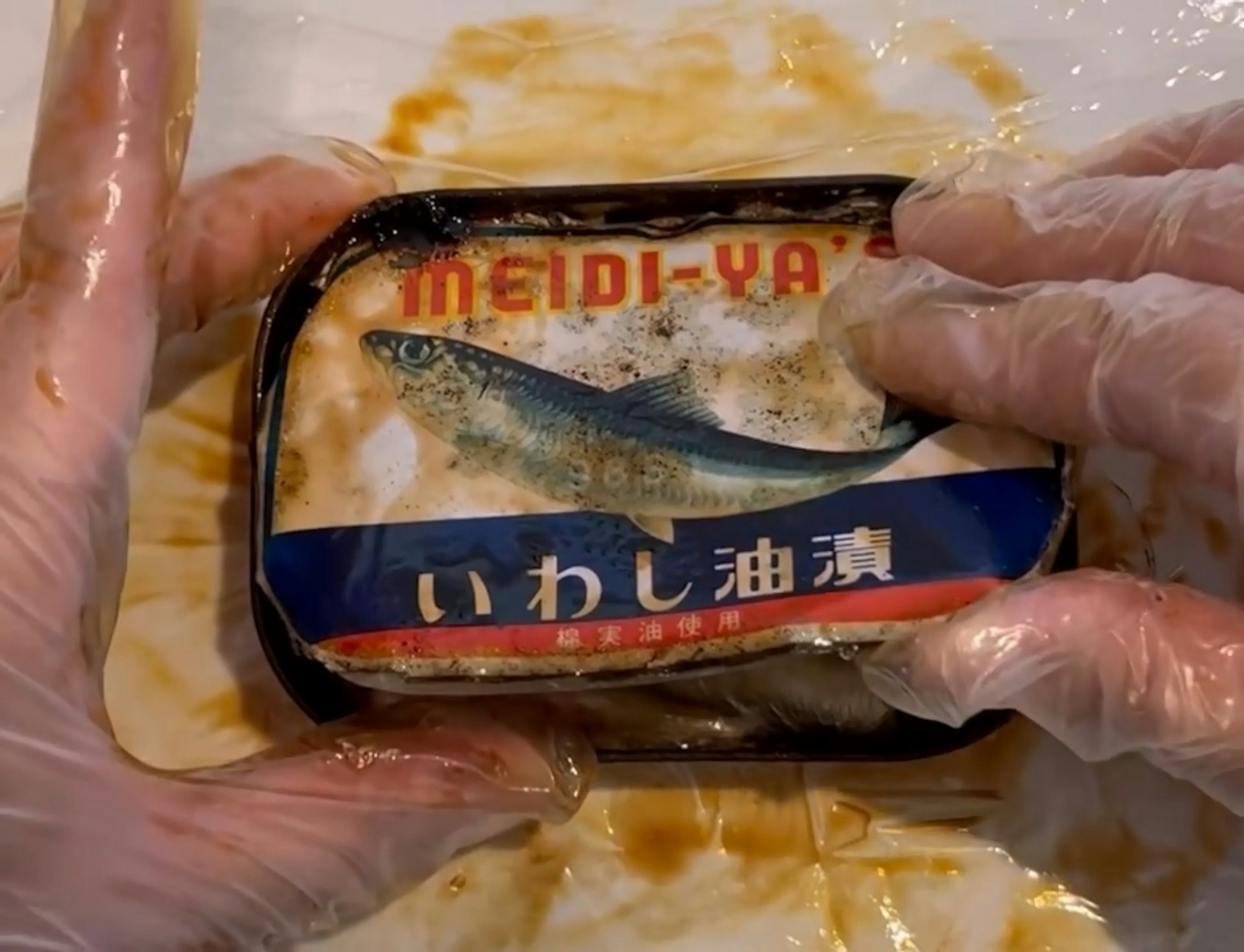 Hộp c&aacute; m&ograve;i bị &ldquo;bỏ qu&ecirc;n&rdquo; hơn 50 năm được mở ra: Chuy&ecirc;n gia nh&igrave;n thấy g&igrave; m&agrave; vội cảnh b&aacute;o?- Ảnh 1.