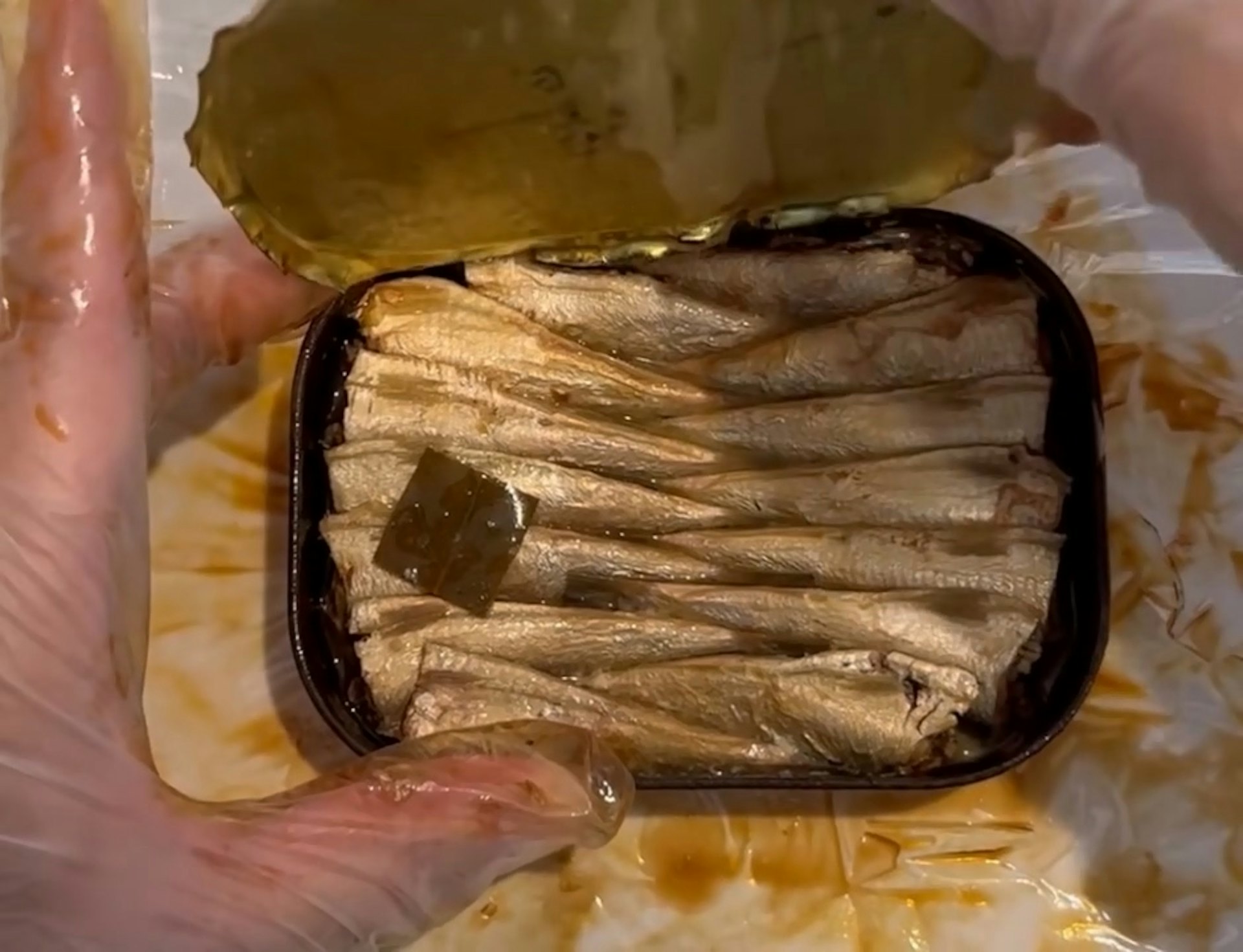 Hộp c&aacute; m&ograve;i bị &ldquo;bỏ qu&ecirc;n&rdquo; hơn 50 năm được mở ra: Chuy&ecirc;n gia nh&igrave;n thấy g&igrave; m&agrave; vội cảnh b&aacute;o?- Ảnh 3.