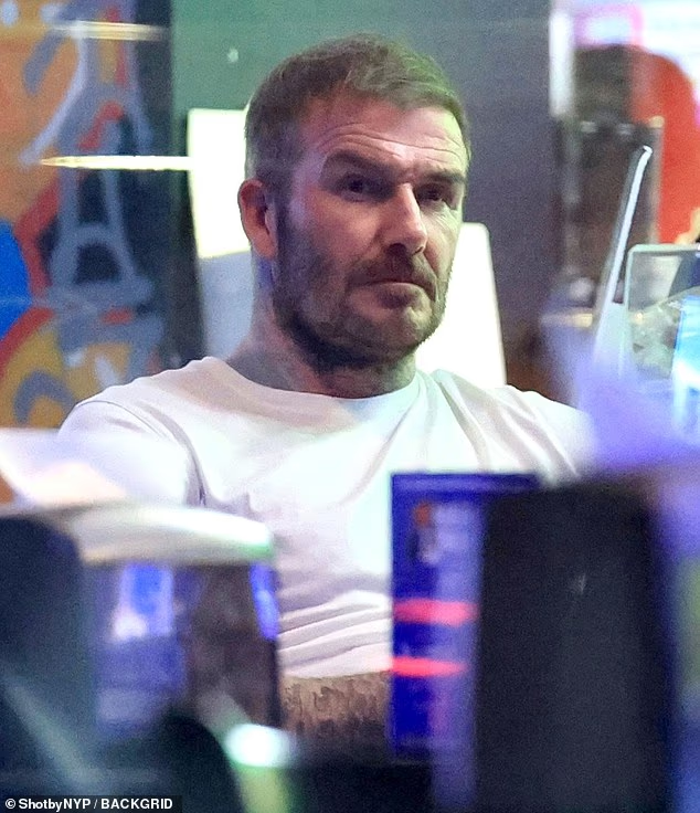 Bắt gặp David Beckham ngồi một m&igrave;nh c&ocirc; đơn, buồn b&atilde; khi c&aacute;ch con trai cả v&agrave;i bước ch&acirc;n nhưng kh&ocirc;ng thể gặp mặt- Ảnh 2.