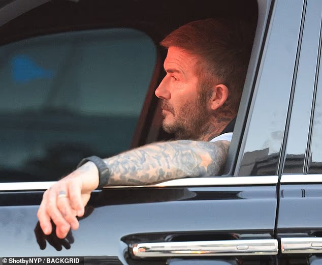 Bắt gặp David Beckham ngồi một m&igrave;nh c&ocirc; đơn, buồn b&atilde; khi c&aacute;ch con trai cả v&agrave;i bước ch&acirc;n nhưng kh&ocirc;ng thể gặp mặt- Ảnh 3.