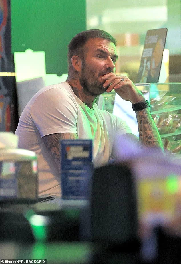 Bắt gặp David Beckham ngồi một m&igrave;nh c&ocirc; đơn, buồn b&atilde; khi c&aacute;ch con trai cả v&agrave;i bước ch&acirc;n nhưng kh&ocirc;ng thể gặp mặt- Ảnh 1.